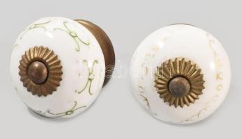 2 darab régebbi porcelán díszgomb, d: 4,5 cm