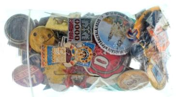 Vegyes, ~70db-os, javarészben szovjet és magyar szocialista jelvény / kitűző, közte pár db egyéb T:vegyes