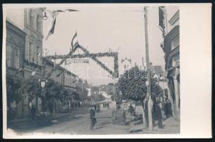 1940 Marosvásárhely, bevonulás, díszkapu, hátoldalon feliratozott fotó, 9×13 cm