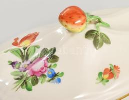 Herendi virágmintás fedeles kínáló, inda fülekkel és eperfogóval. Jelzett, kézzel festett, hibátlan,...