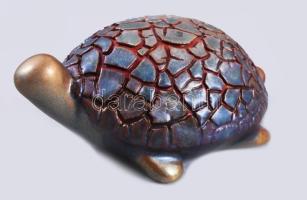 Zsolnay kisplasztika - Teknősbéka. Savmaratott eozin mázakkal fedett finomfajansz, páncélja repesztett mázas.. Terv.: Török János, 1960 körül, jelzett, hibátlan, 9,5x6 cm /// Zsolnay Small Sculpture - Tortoise. Fine faience covered with acid-etched eosin glazes, its shell with "crackled glaze". Designed by János Török, around 1960, signed, flawless, 9.5×6 cm.