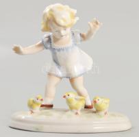 Metzler &amp; Ortloff kiscsibéket terelő lány. Jelzett, hibátlan, m: 9 cm