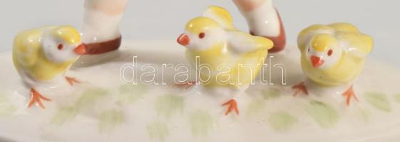 Metzler &amp; Ortloff kiscsibéket terelő lány. Jelzett, hibátlan, m: 9 cm