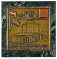Ausztria 1983. "Julius Eberhardt Építőipari Vállalat - Többcélú budapesti csarnok, 1983 november" részben festett bronz emlékplakett (70x70mm) a Budapesti Kongresszusi Központ építésének emlékére márvány posztamensre (90x92x42mm) erősítve. "JULIUS EBERHARDT BAUGESELLSCHAFT M.B.H. CO.KO. - MEHRZWECKSAAL BUDAPEST ROHBAU NOVEMBER 1983" T:AU patina Austria 1983. "Julius Eberhardt Construction Company - Multipurpose Budapest Hall, November 1983" partially painted bronze commemorative plaque (70x70mm) in memory of the construction of the Budapest Congress Center mounted on a marble pedestal (90x92x42mm). "JULIUS EBERHARDT BAUGESELLSCHAFT M.B.H. CO.KO. - MEHRZWECKSAAL BUDAPEST ROHBAU NOVEMBER 1983" C:AU patina