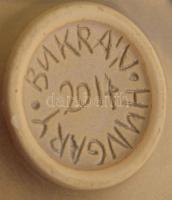 Bukrán Edit (1957-): Csésze, Mázas kerámia, jelzett, apró lepattanással d: 12 cm