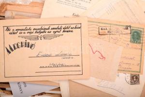 Vegyes papírrégiség tétel, benne nyomtatványok, okmányok, néhány régi okmánybélyges irat némi filaté...