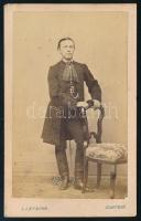 1864 Elegáns férfi egészalakos portréja, vizitkártya Letzter Lázár (1832-1897) kassai műterméből, 10,5x6,5 cm