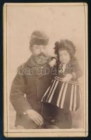 cca 1890 Szőrmesapkát viselő szakállas úr kislánnyal, vizitkártya Temmer József budapesti fényképész műterméből, kézzel feliratozott verzóval, 10,5x6,5 cm (Ritka!)