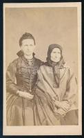 cca 1865 Elegáns hölgy édesanyjával, vizitkártya Mihály József egri műterméből, a verzón "Tarbay Mária" bélyegzéssel, 10,5x6 cm