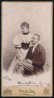 1902 Elegáns pár portréja, a képen aláírásaikkal, kabinetfotó Strelisky budapesti műterméből, 20,5x11 cm