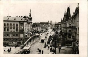 Kolozsvár, Cluj; Szamos híd környéki részlet, Segesváry &amp; Co. és Barabás reklámja, S. Pinkler, Schieb &amp; Co. üzlete, gyógyszertár, autóbusz, automobil / bridge, advertisement, shops, pharmacy, autobus, automobile (EK)