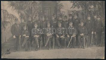 1910 Osztrák-magyar katonai csoportkép magas rangú, kitüntetett tisztekkel, köztük Habsburg-Lotaringiai Ferenc Ferdinánd főherceg, az Aranygyapjas rend lovagja (első sorban balról a harmadik), keményhátú fotó, körbevágva, 11,5x21 cm