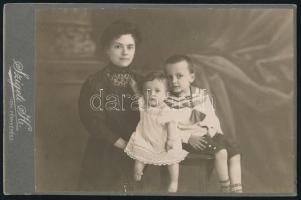 cca 1910 Elegáns hölgy gyermekeivel, kabinetfotó Szigeti Henrik udvari fényképész szolnoki műterméből, a verzón a műterem ábrázolásával, 11x16,5 cm