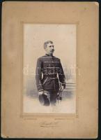 cca 1890-1900 Katonatiszt (főhadnagy) portréja, keményhátú fotó Szigeti székesfehérvári műterméből, kissé foltos, sarkain kissé sérült, 21,5x15,5 cm