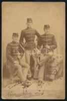 cca 1890-1900 Három fiatal katonatiszt (hadnagy) portréja, aláírásaikkal (köztük Jurassek Elemér és Gosztonyi János), kabinetfotó Rupprecht Mihály soproni műterméből, sarkán kissé sérült, 16,5x10,5 cm
