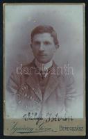 cca 1915 Fiatal férfi portréja, vizitkártya Ignáczy Géza beregszászi (Berehove, Kárpátalja) műterméből, rajta aláírással és a Borzsavölgyi Gazdasági Vasút (1908 és 1911 között épült, Beregszász-Kovácsrét fővonalú vasúthálózat) szárazbélyegzőjével, kissé sérült, 10,5x6,5 cm (Ritka!)