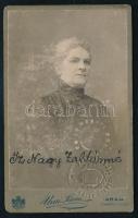 1917 Arad, Szotyori Nagy Zoltánné portréja, vizitkártya Urai János aradi műterméből, egyben MÁV igazolvány, kissé kopott, 10,5x6,5 cm