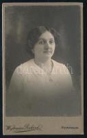 cca 1915 Hölgy portréja, vizitkártya Wojtowicz Richárd komáromi műterméből, kissé foltos, 10,5x6,5 cm