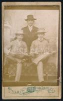 1907 Három kalapos fiatalember portréja, vizitkártya, a hátoldalon feliratozva, kissé viseltes, 11x6,5 cm