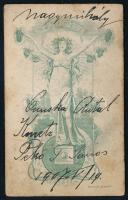 1907 Három kalapos fiatalember portréja, vizitkártya, a hátoldalon feliratozva, kissé viseltes, 11x6...