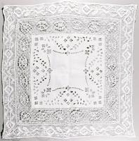 2 darab kézzel hímzett terítő, 45x45 cm alatt