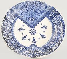 Fischer Ignác "Emma" mintás talpas kínáló. Jelzett, sérüléssel, 23,5 cm, m: 13 cm