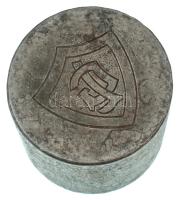 DN "FTC" zászlós jelvény (8,5x11mm) + "Ferencváros" sasos jelvény (10x14mm) + "LG" jelvény (15,5x18mm) közös verőtő, hátoldalán "LG" nagyobb méretű jelvény verőtő (37,5x40mm), készült a jelvény kibocsátásának idején a Pénzverőben