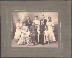 cca 1910 Családi csoportkép kisgyermekekkel és kutyaszoborral, nagyméretű fotó kartonon, kissé viseltes állapotban, kisebb sérülésekkel, foltokkal, 16,5x22 cm, karton: 27x33 cm