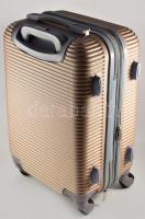 Bézs színű gurulós kisbőrönd, cca 50x34x23 cm