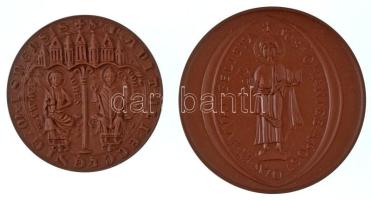 Német Demokratikus Köztársaság 1968. "Hochstift Meissen 968-1968 (Meissen-i székeskáptalani birtok 968-1968)" a székeskáptalan pecsétjét ábrázoló kétoldalas kerámia emlékérem a Meisseni Porcelánmanufaktúra gyártói jelzésével (65mm) + 1976. "Hochstift Meissen 968-1976 (Meissen-i székeskáptalani birtok 968-1976) / Ses Iohannes Apostolis et Evvangelista" kétoldalas porcelán emlékérem a Meisseni Porcelánmanufaktúra gyártói jelzésével (62mm) T:UNC German Democratic Republic 1968. "Hochstift Meissen 968-1968" double-sided ceramic commemorative medal depicting the seal of the cathedral chapter with the manufacturer's mark of the Meissen Porcelain Manufactory (65mm) + 1976. "Hochstift Meissen 968-1976 / Ses Iohannes Apostolis et Evvangelista" double-sided porcelain medallion with Porcelain Manufactory of Meissen's maker's mark (77mm) C:UNC