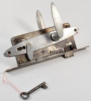 Elzett zárszerkezet kilincsekkel.