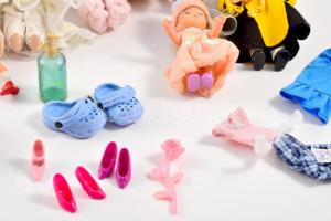 6 darab klf kisméretű játékbaba + kellékek