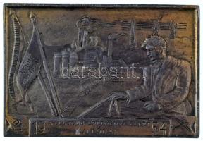 1954. "Lenin Kohászat - A legjobb eredményt elért újítónak" egyoldalas fehérfém díjplakett. Szign.: "MB" (89x100mm) T:XF, patina