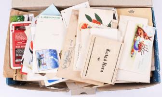 Egy doboznyi papírrégiség: üdvözlőkártyák, levelezőlapok, birodalmi német okmány, stb.