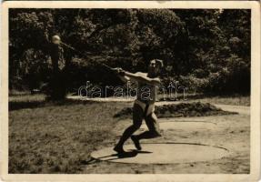 Csermák József kalapácsvető olimpiai bajnok. Magyar Foto, Farkas Tamás felvétele. Képzőművészeti Alap Kiadóvállalat kiadása / Hungarian Olympic champion in hammer throw (EB)
