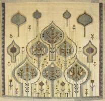 Németh Éva (1930-2019) textilművész: Nagyméretű faliszőttes pávákkal és virágos réttel. Hibátlan, 155x140 cm /// Éva Németh (1930-2019), textile artist: Large wall tapestry with peacocks and a flowery meadow. Perfect condition, 155x140 cm.