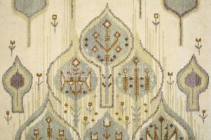 Németh Éva (1930-2019) textilművész: Nagyméretű faliszőttes pávákkal és virágos réttel. Hibátlan, 15...