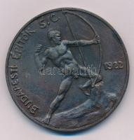 Kisfaludy Stróbl Zsigmond (1884-1975) 1922. "Budapesti Építők S.C." egyoldalas bronz emlékérem (60mm) T:XF, patina