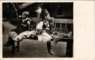 1942 Mezőkövesd, Örök harag! gyerekek népviseletben (EB)