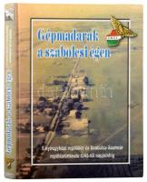 Hargitai Ferenc - Hársfalvi Sándor - Rozman Gyula: Gépmadarak a szabolcsi égen. II. köt. A nyíregyházi repülőtér és Szabolcs-Szatmár repüléstörténete 1945-től napjainkig. Az egyik szerző, Rozman Gyula által dedikált példány. Bp., 2005, T. M. Repüléstechnika. Fekete-fehér és színes képekkel illusztrálva. Kiadói kartonált papírkötés.