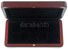 Mahagóni fa érmetartó kazetta bársonybéléssel, 5db 29mm-es férőhellyel. Használt, de jó állapotban (180x90x37mm)