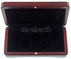 Mahagóni fa érmetartó kazetta bársonybéléssel, 5db 29mm-es férőhellyel. Használt, de jó állapotban (180x90x37mm)