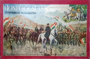 Honfoglalás. Történelmi társasjáték. [Budapest, 1935]. [Kiadó és nyomda nélkül]. 6 játéktábla, 3x36 játékkártya színes kiadói dobozban. Műveltségi játékunk 1935 körül keletkezhetett, Lengyel-Rheinfuss Ede festőművész ugyanis ebben az évben készítette el "A nemzeti hadsereg bevonulása Budapestre az 1919-es kommün leverése után" című történelmi festményét, mely a Gellérthegy, a Ferenc József híd és a Vár előterében lovagló Horthy Miklóst ábrázolja, lobogókat hordozó katonái, valamint ünneplő tömeg kíséretében. A játék maga a magyar történelem jelentős eseményeit jeleníti meg historista festőművészeink (Than Mór, Székely Bertalan, Madarász Viktor, Benczúr Gyula) tolmácsolásában. A játéktáblákon 6-6 történelmi festmény fekete-fehér reprodukciója szerepel, a játékkártyákon pedig e 36 festmény összesen 3x36 részlete, középső darabjukon az ábrázolt esemény bőségesebb, hazafias és erkölcsnemesítő stílusban megfogalmazott magyarázatával. A lottójáték formájában megalkotott társasjáték a magyar történelem 36 jelentős eseményének memorizálására szolgál, egyfajta licitrendszer segítségével; dobozolt példányunk a színes dobozt, a játéktáblákat és a játékkártyákat hiánytalanul tartalmazza, a játékzsetonok azonban hiányoznak. Játékszabály a doboz belsejében, végén a névtelenül maradó szerző egyéb játékainak listájával, melyek között a "Legszebb város Budapest", a "Balaton körüli utazás", a "Szerezzük vissza Nagymagyarországot" és a "Vitéz nagybányai Horthy István díjlovaglás" edukatív játékcímek is feltűnnek. Jó állapotú, éles kontúrú játéklapok és kártyák, színes, Pályi Jenő festményével illusztrált, enyhén kopott kiadói dobozban. Szép példány.