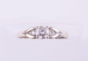 Fehérarany (Au) 14K gyűrű 0,25K + kisebb církónokkal. jelzett m: 56, 1,7 g