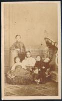cca 1865 Testvérek, keményhátú fotó Tiefbrunner Sándor soproni műterméből, 10,5×6,5 cm