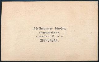 cca 1865 Testvérek, keményhátú fotó Tiefbrunner Sándor soproni műterméből, 10,5×6,5 cm