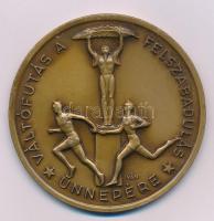 Iván István (1905-1968) 1951. "Váltófutás a felszabadulás ünnepére / Fővárosi Tanács, Budapesti Testnevelési és Sportbizottság 1951. IV. 4." kétoldalas bronz emlékérem, "1955" beütéssel a hátoldalán (65mm) T:XF