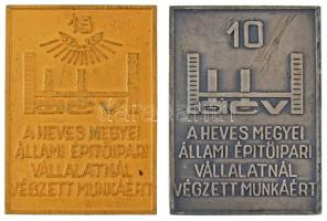 DN "A Heves megyei Állami Építőipari Vállalatnál Végzett Munkáért" (2xklf) "10 év után" + "15 év után" egyoldalas bronz + fehérfém emlékplakett (53,5x71,5mm) T:XF, karc