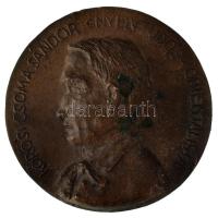 Nagy József (1931-2022) DN "Kőrösi Csoma Sándor nyelvtudós, orientalista / Nagyenyedről gyalog indúlt útnak - az ázsiai magyarok maradékainak fölkeresésére - DARJEELING" kétoldalas, öntött bronz emlékplakett (98mm) T:XF, patina