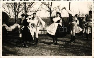 1941 Székelyudvarhely, Odorheiu Secuiesc; erdélyi folklór, táncoló párok népviseletben. Kováts István fényképész felvétele / Transylvanian folklore, dancing pairs in folk costumes, photo